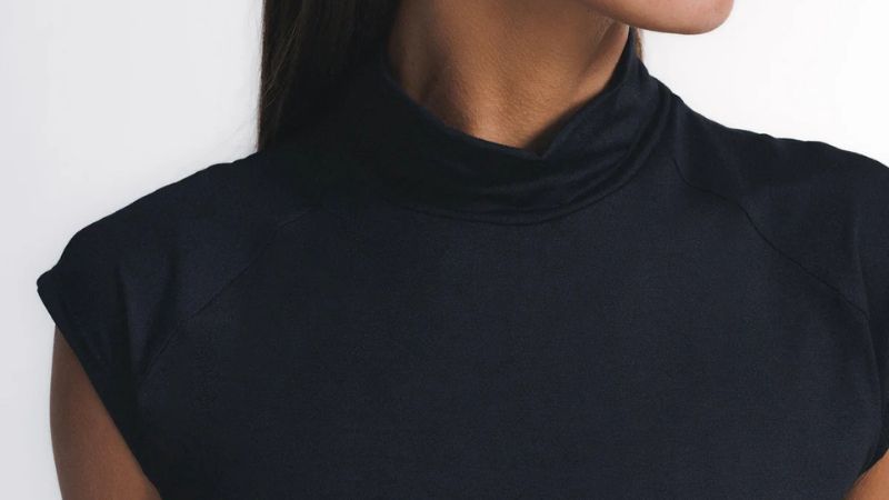 mulher com camiseta insider