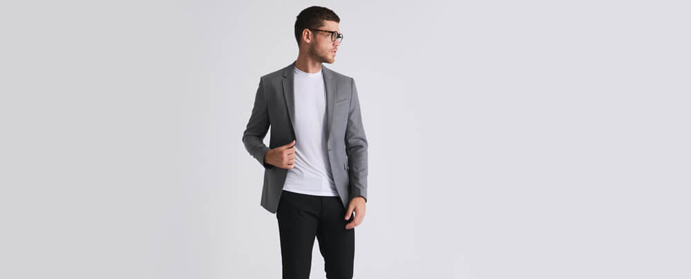 imagem de look masculino para casamento com blazer, camiseta e calça social