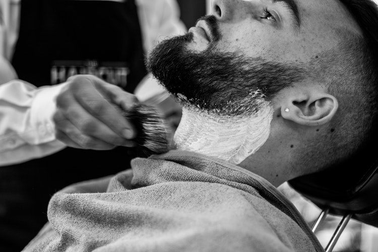 como-fazer-a-barba-em-casa-como-um-profissional-use-espuma-de-barbear