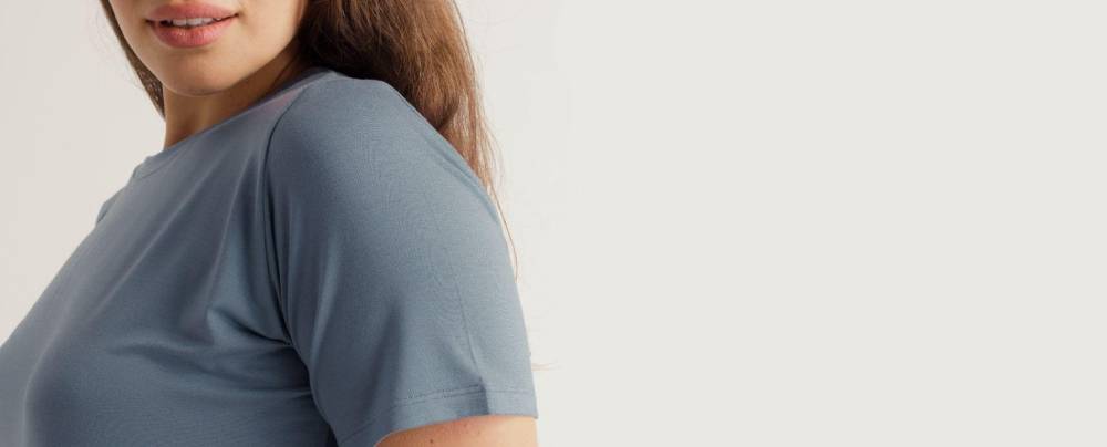 tecido modal - modelo com camiseta cinza