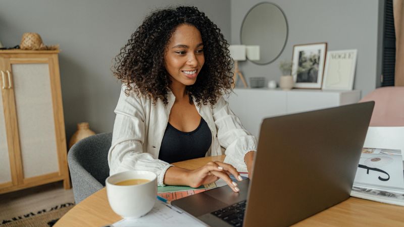 Mulher comprando online dia do cliente