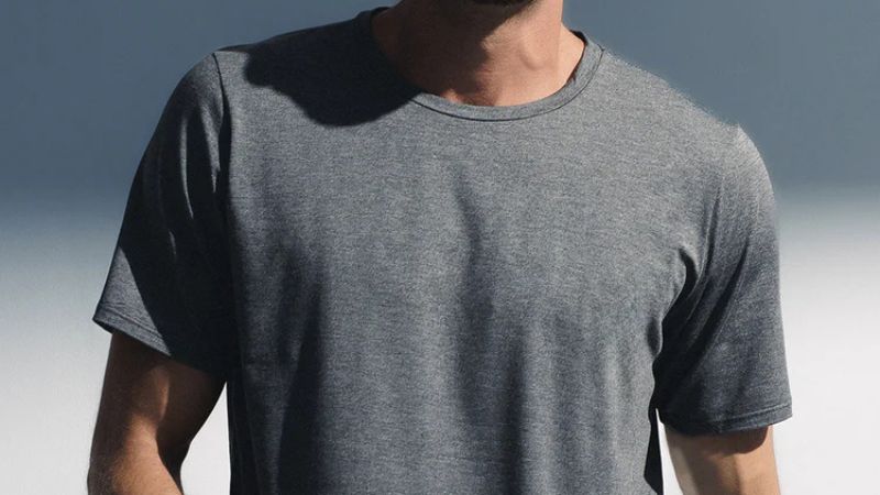 homem com camisa de tecido sustentavel