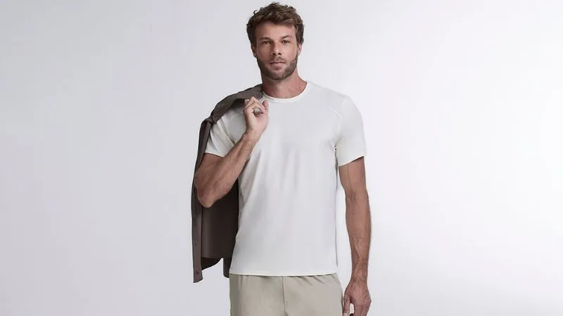Pessoa com roupa feita com tecido liocel