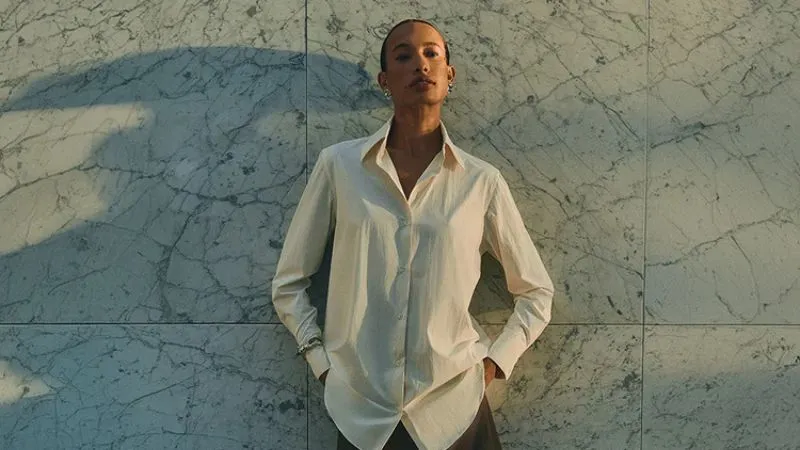 mulher olhando para frente usando uma roupa insider