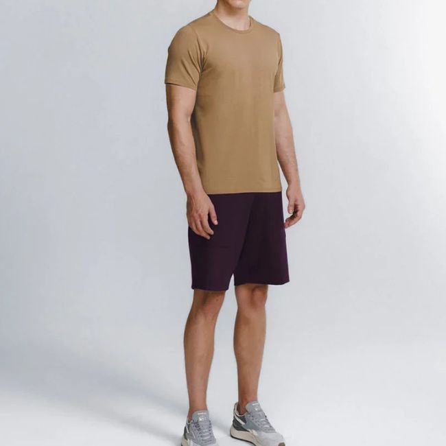 homem de camiseta e bermuda confortavel insider