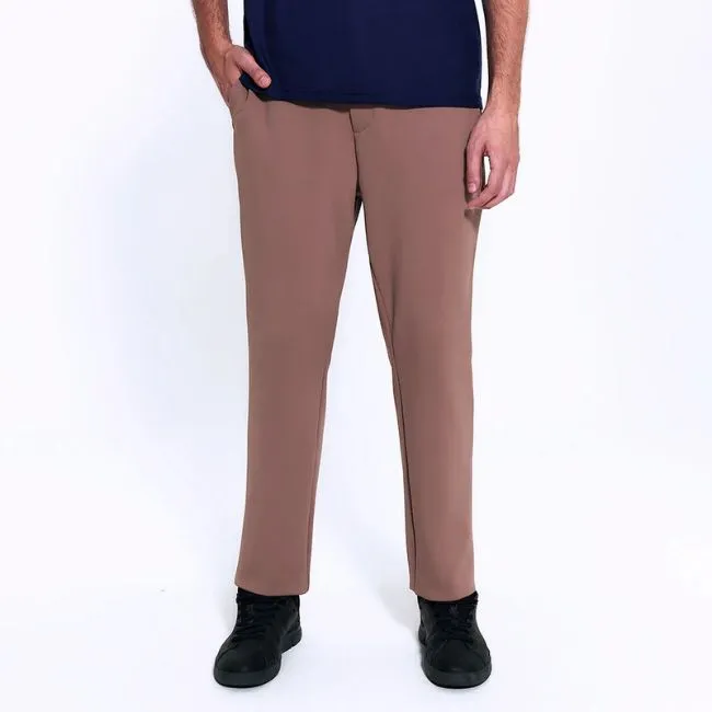 Looks para outono com calça de alfaiataria masculina em tom terroso, ideal para composições elegantes e versáteis em dias amenos.