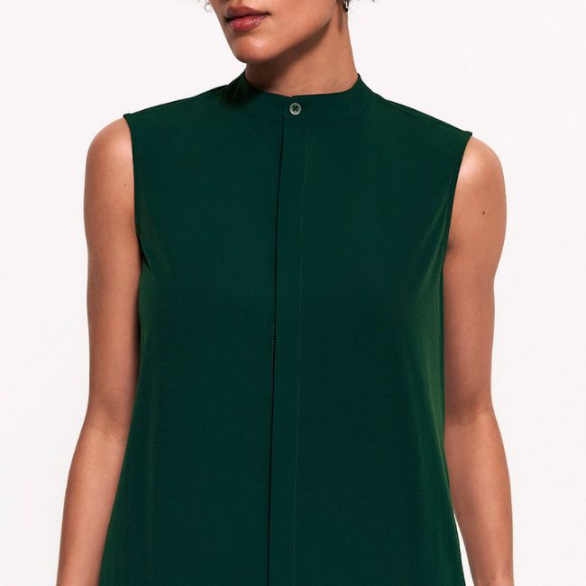 Vestido verde escuro sem mangas com gola alta e acabamento minimalista, inspiração de look elegante para eventos e ocasiões especiais.