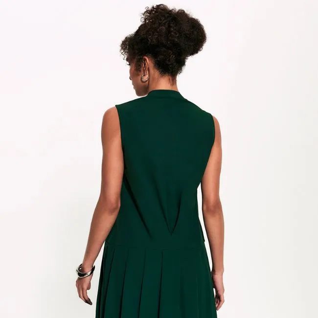 Maquiagem para combinar com vestido verde em look elegante feminino com vestido midi verde escuro sem mangas e gola alta.
