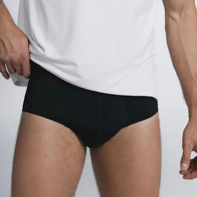 Cueca slip preta masculina com tecido macio, elástico e confortável, ideal para ventilação, liberdade de movimento e bem-estar íntimo.