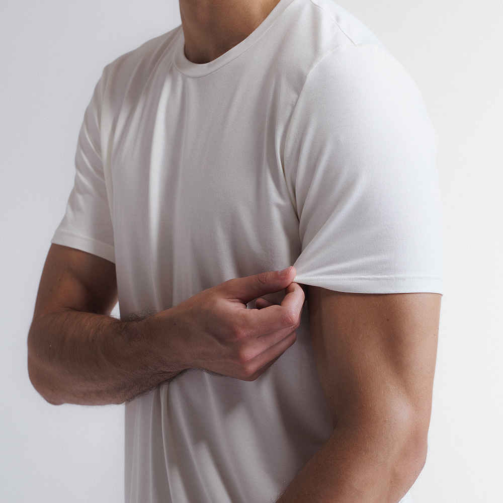 Camiseta com tecido tecnológico flexível e respirável, proporcionando conforto, ajuste ao corpo e durabilidade para uso diário.