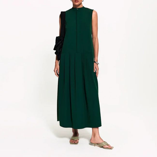 Vestido moderno com design funcional e tecido tecnológico, unindo estilo contemporâneo, conforto térmico e praticidade.
