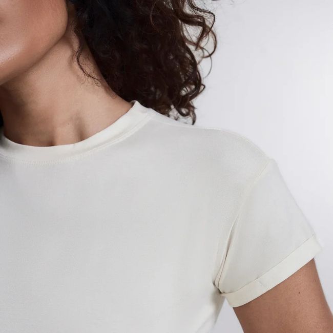 Fashion tech aplicada ao vestuário com camiseta tecnológica de tecido inteligente, leve e respirável, ideal para conforto e desempenho no dia a dia.