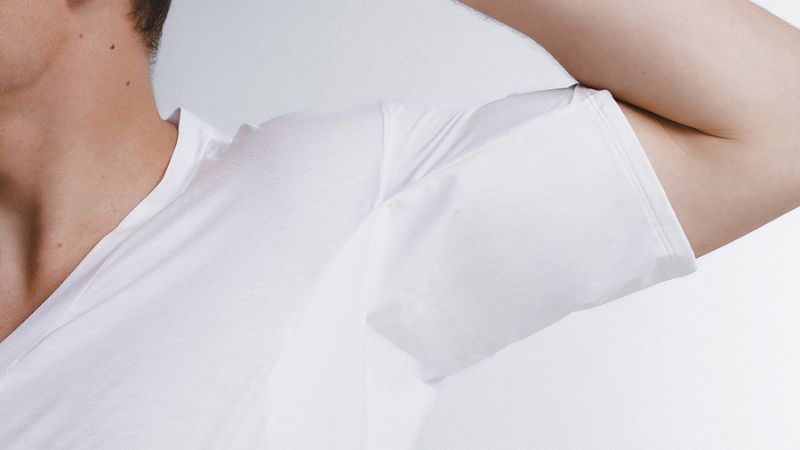 Ausência de mancha de transpiração na região das axilas em camiseta branca, destacando tecnologia que não mancha e não acumula odor.