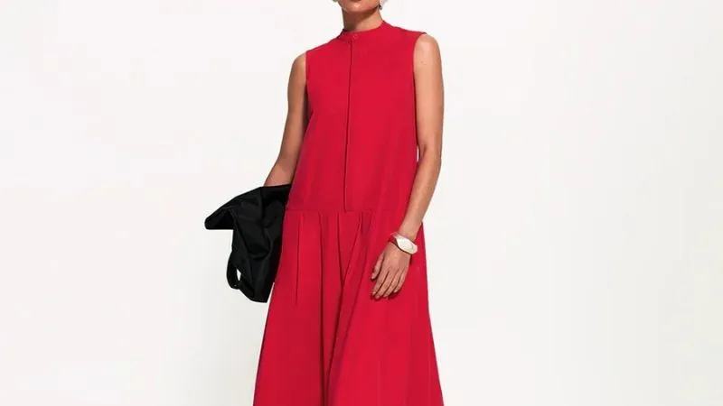 Vestido vermelho midi com pregas, evidenciando tecido leve, respirável e com bom caimento para looks sofisticados.
