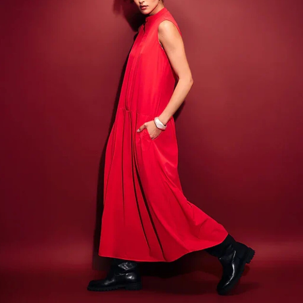 Vestido justo marrom estilo tube dress, destacando tecido encorpado, elasticidade e ajuste ao corpo.