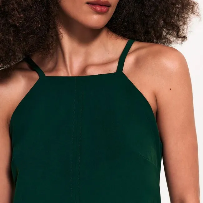 Mulher usando vestido verde com maquiagem elegante em tons naturais, inspiração de maquiagem para combinar com vestido verde.