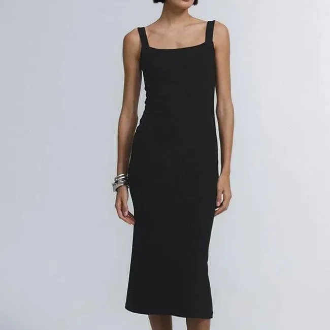 Vestido midi preto de alças largas, opção sofisticada e minimalista para produções elegantes em clima ameno e transição de estação.