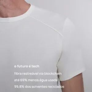homem com camiseta insider