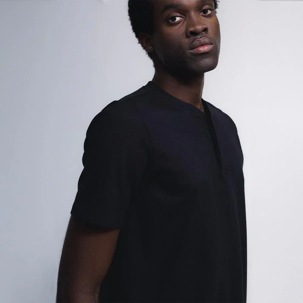 Homem com camiseta preta