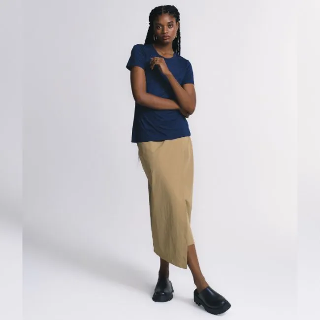 Tech t-shirt e saia midi