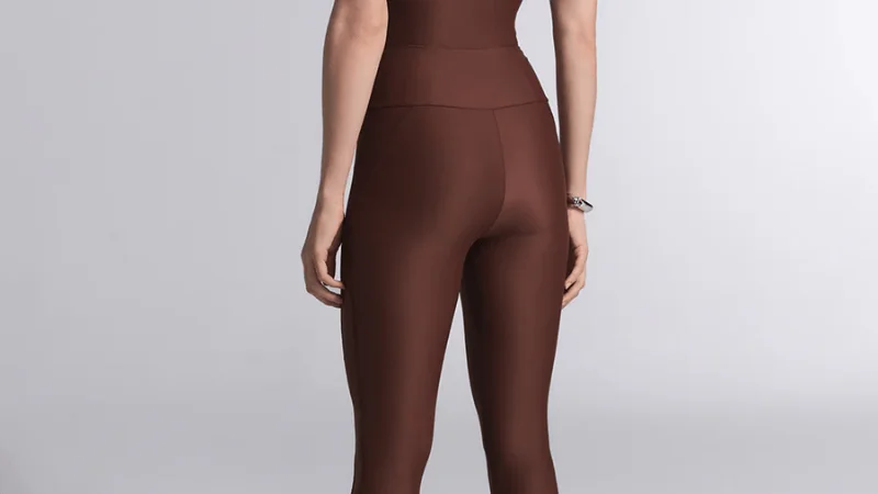 mulher de costas com legging nao transparente