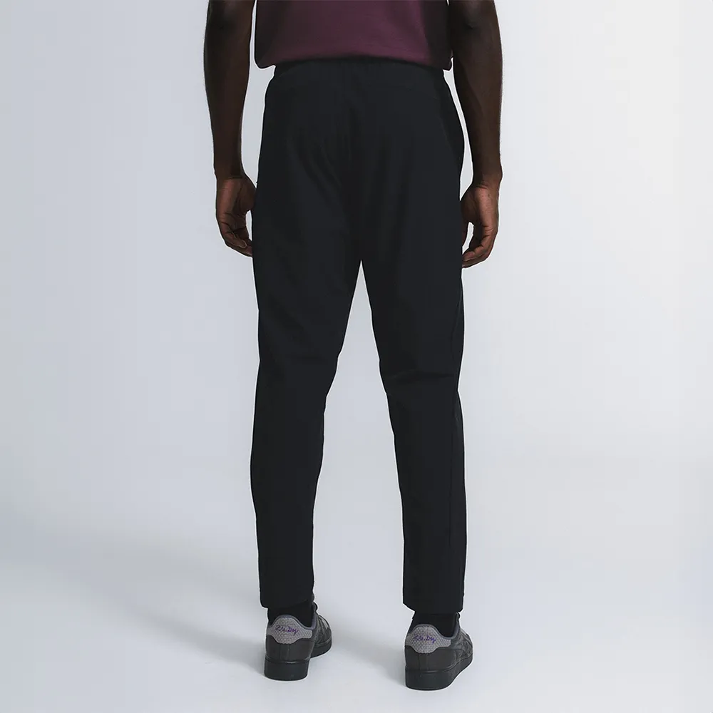 homem de costas com calça social preta insider