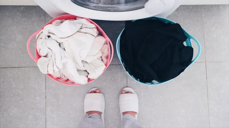 como-lavar-roupa-preta-insider