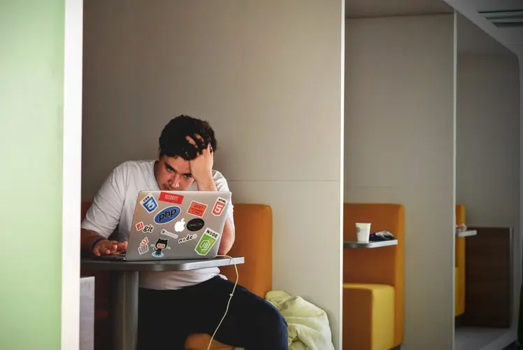 aplicando-o-método-GTD-refletir-ou-revisar-homem-trabalhando-estressado