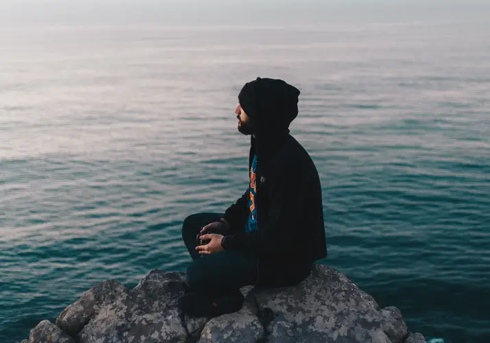 aplicando-o-método-GTD-procure-fluidez-homem-meditando