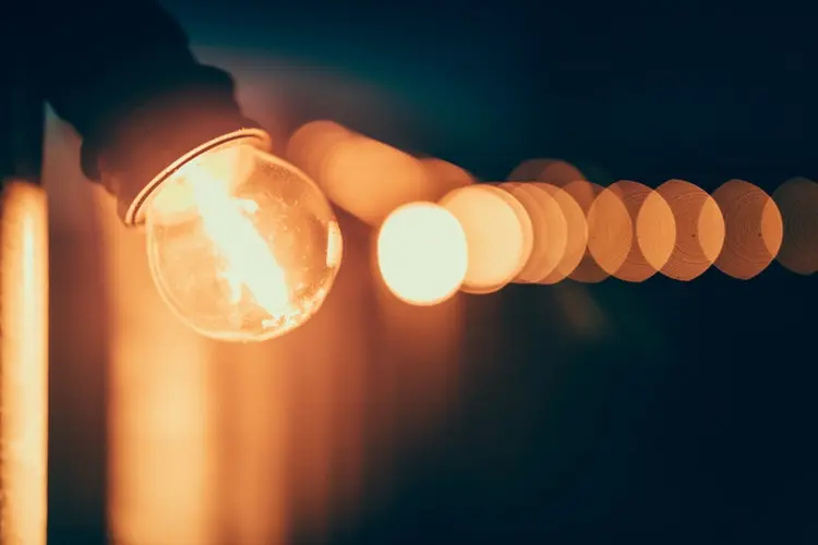 aplicando-o-método-GTD-processar-ou-esclarecer-luz-lâmpada-acessa-ideia
