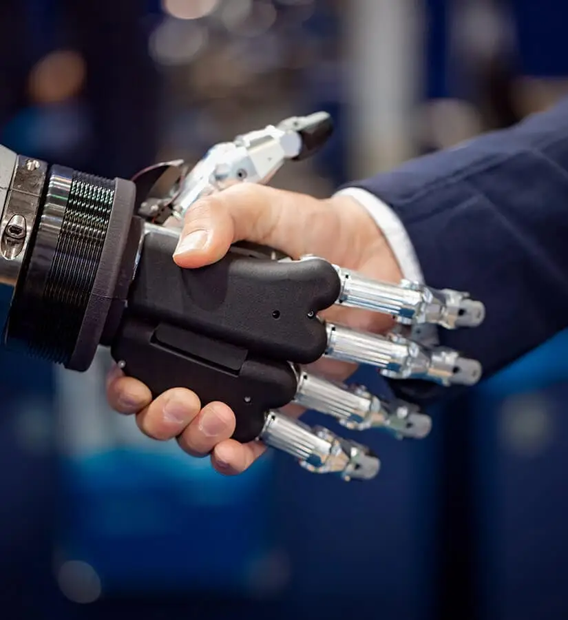 web 3.0: imagem de uma inteligência artificial segurando a mão de um humano