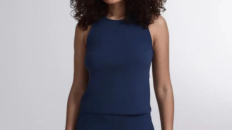 mulher com roupa clean de insider