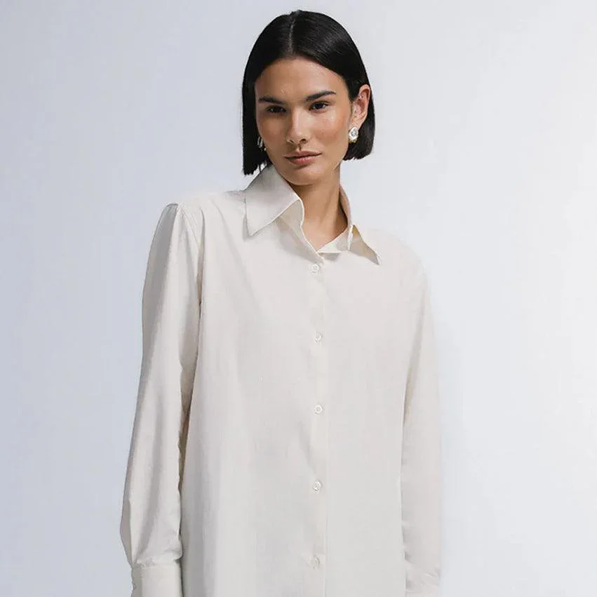modelo vestindo camisa social branca