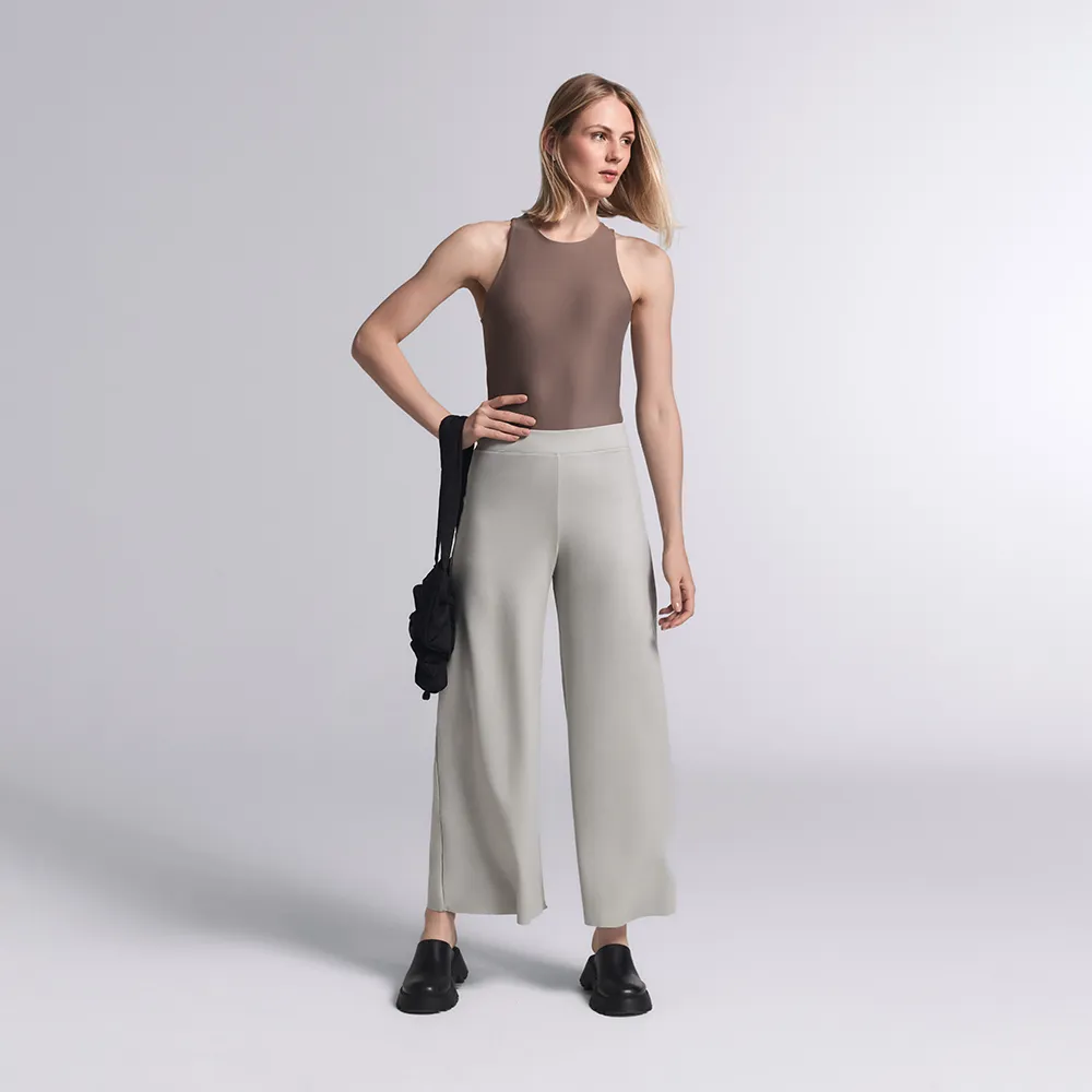 mulher com look athleisure insider