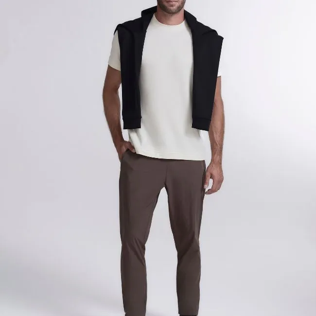 homem com look masculino para viajar de aviao