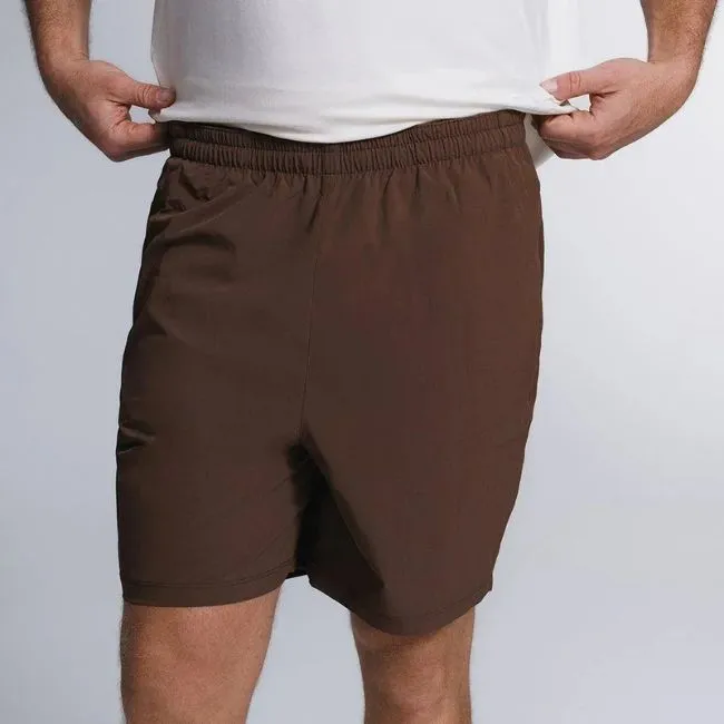 Look masculino com bermuda casual marrom de cintura elástica, confortável e ideal para o dia a dia.