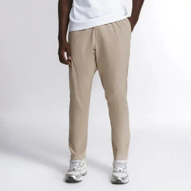 Calça casual masculina versátil em tom bege, com modelagem confortável e estilo moderno para diferentes ocasiões.