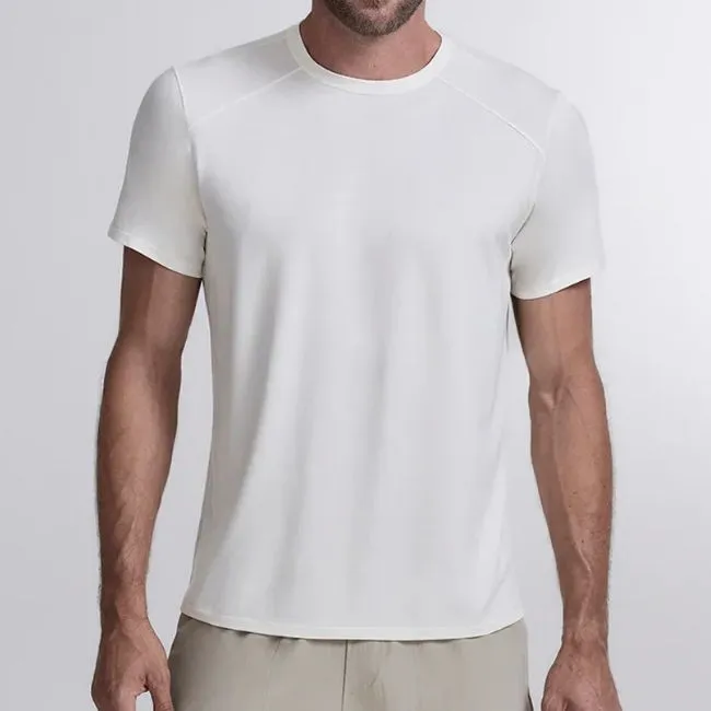 Camiseta branca masculina de tecido leve tecnológico, modelagem slim e visual clean para uso diário.