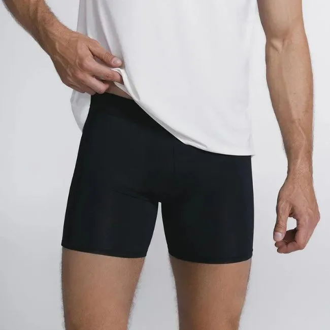 Close em roupa íntima masculina de compressão, ajudando a prevenir irritação e vermelhidão causada pelo atrito da pele.