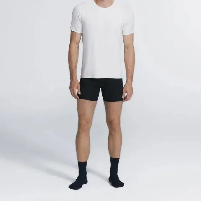 Homem vestindo cueca boxer esportiva justa, ideal para reduzir fricção e desconforto na parte interna das coxas.
