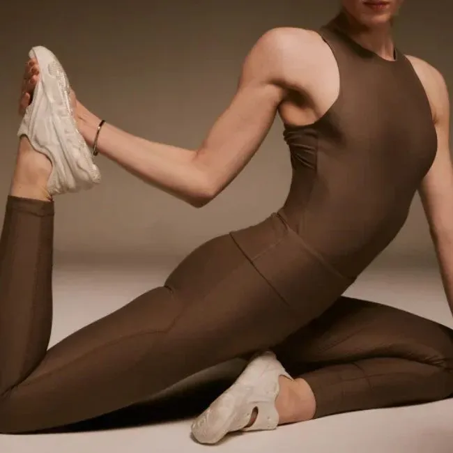 Qual melhor tecido para roupa de academia: macacão athleisure fitness marrom em tecido elástico respirável, ideal para treino e mobilidade.