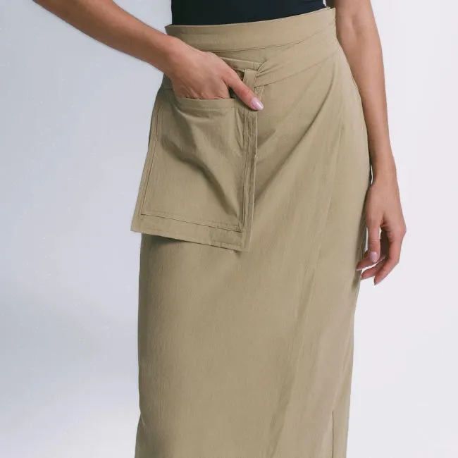 Saia midi em tecido leve com bolso frontal, peça versátil em tons neutros para composições de meia-estação com elegância e conforto.
