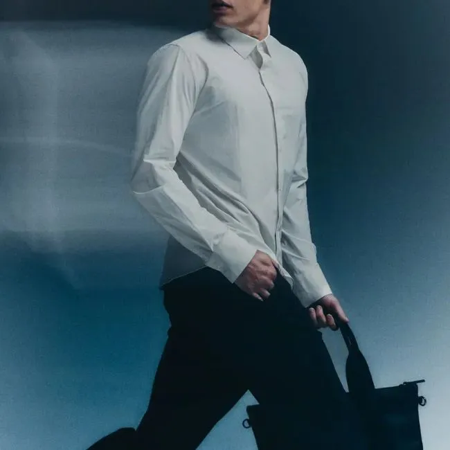 Tendências moda masculina 2026, homem usando camisa social branca em visual moderno e sofisticado para moda masculina atual.